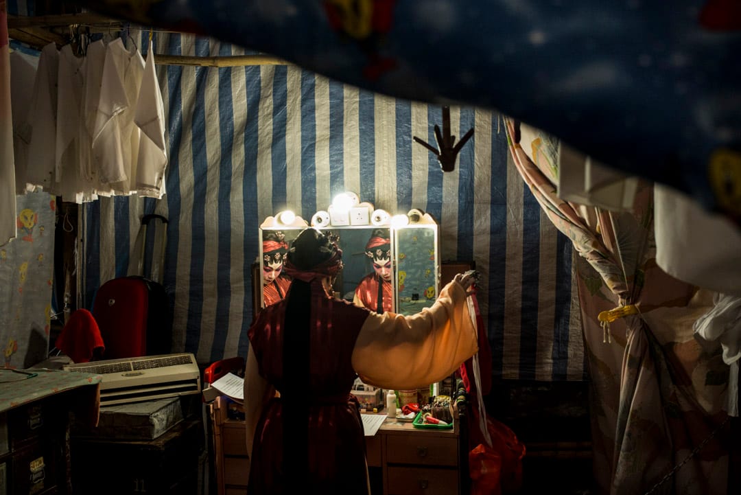 演出前,花旦在化妝間熟讀台詞。