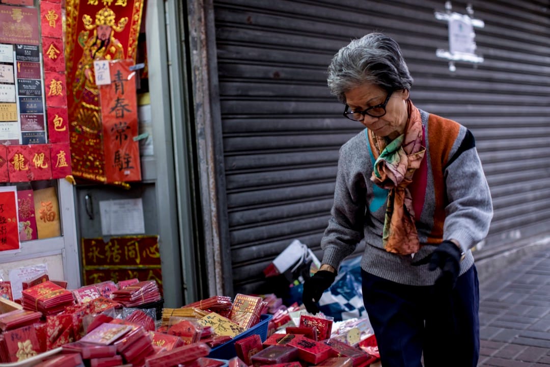 劉太的店舖已在裕民坊46年,曾經做印刷,但因近年市道轉差,印刷需求減少,也開始賣利是封。遷出後打算稍作休息,到兒子同樣是經營印刷的店舖幫忙,兩年後新商場落成再搬進去。