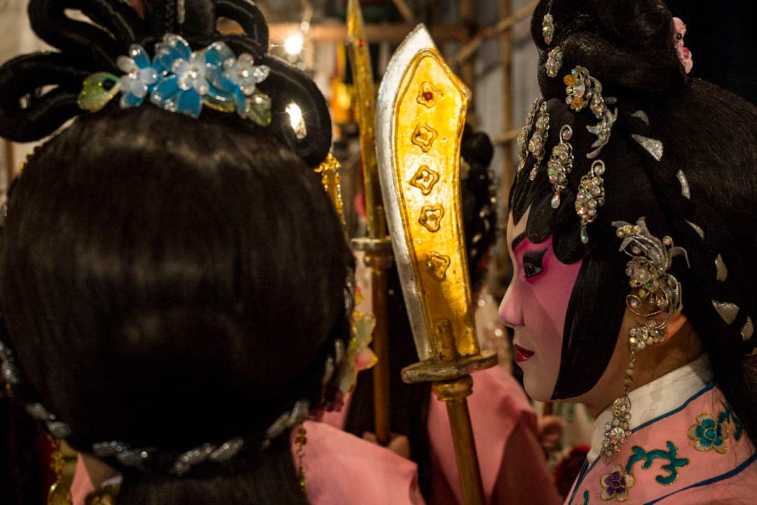 神功戲舞台的後台,演員準備出場。