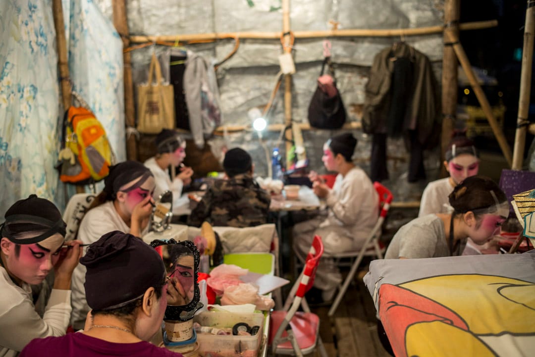 化妝中的神功戲的演員們。