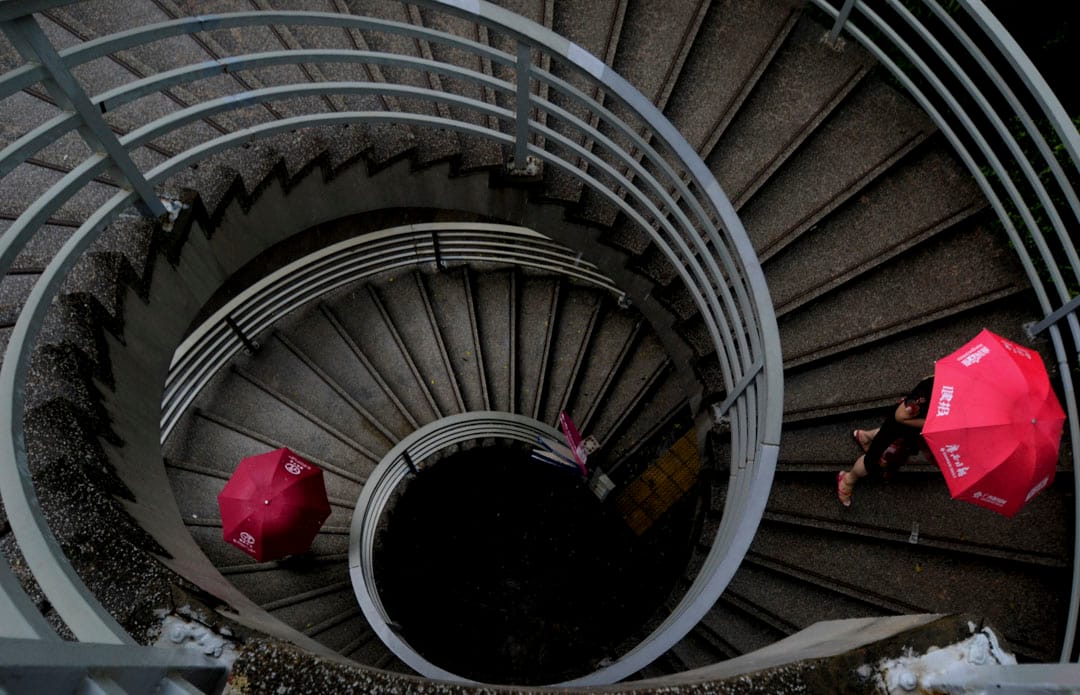 《紅雨傘》Red Umbrella,挑戰,彷彿無窮盡的迴旋;不走下去,怎知道最終通向何處?