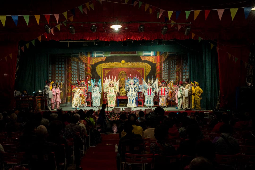 神功戲劇目《七彩六國大封相》在大澳戲棚上演。