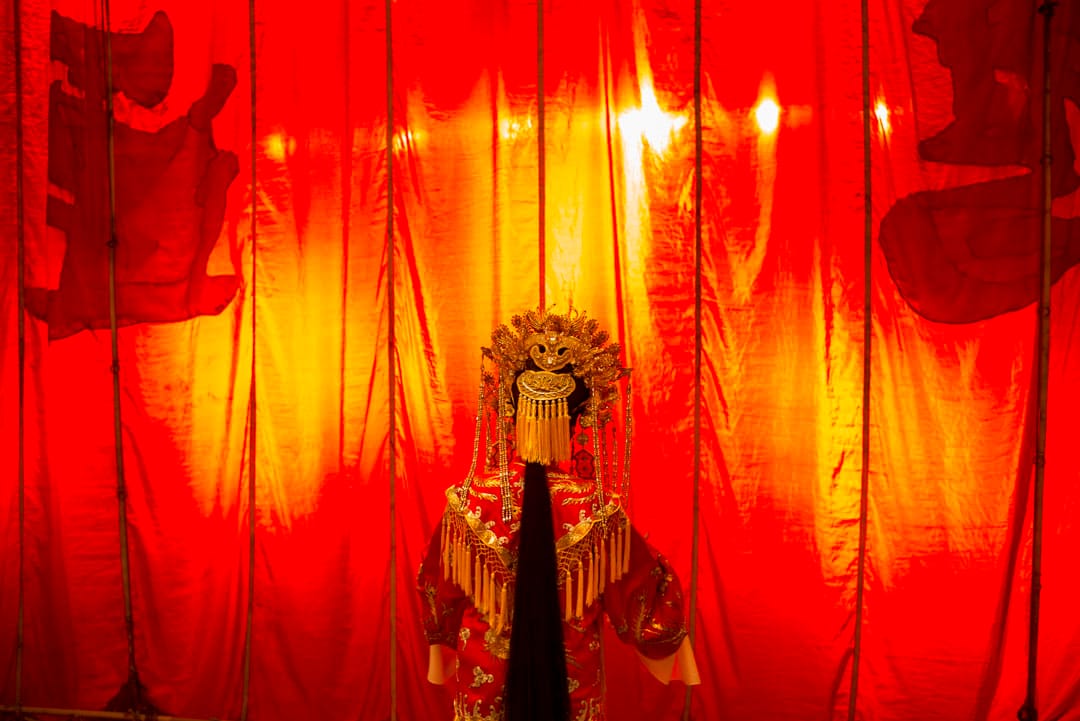 花旦於演出前,在舞台作最後準備。