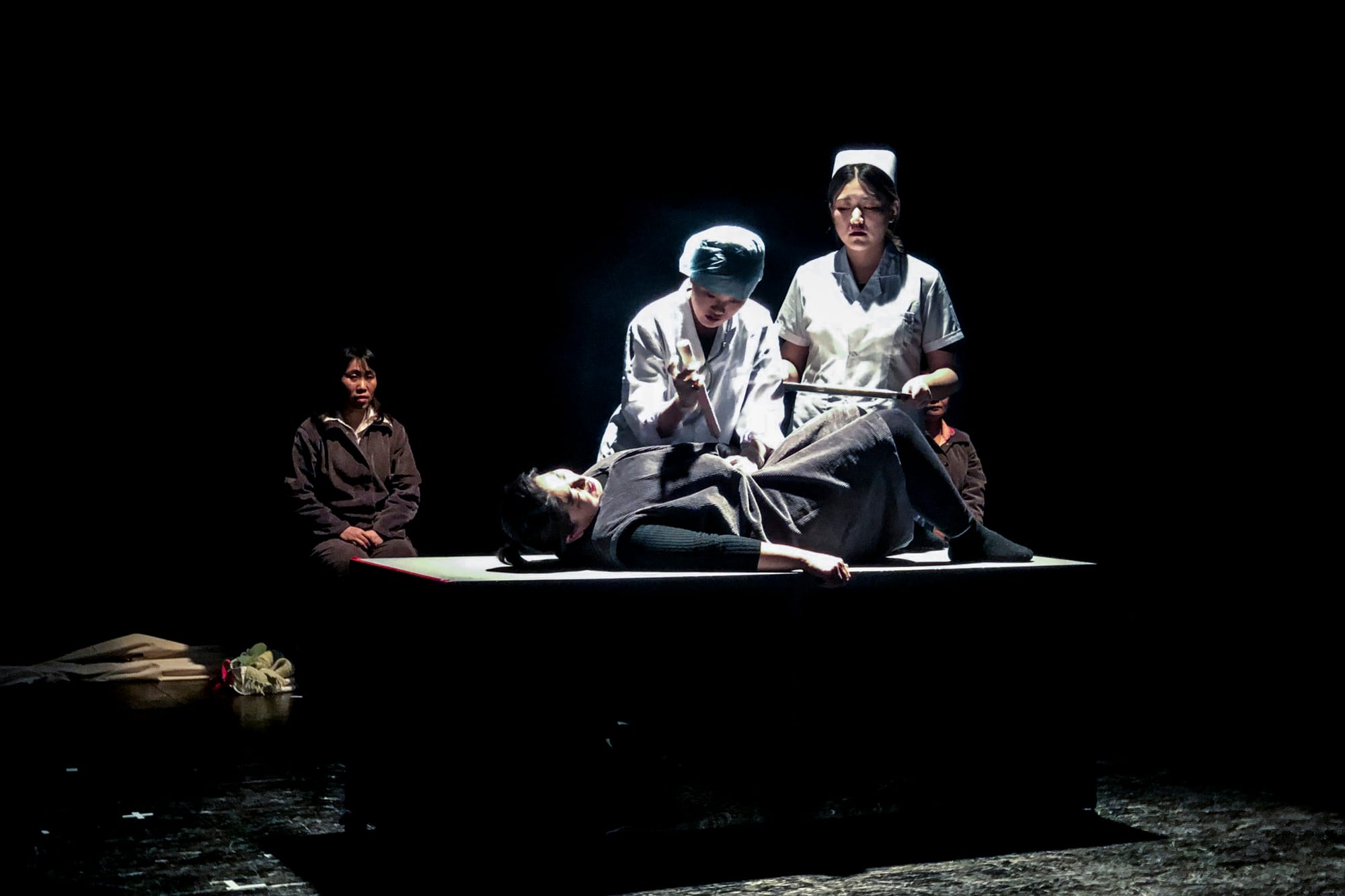 《生育纪事》中重要一幕,韩姐做引产手术。