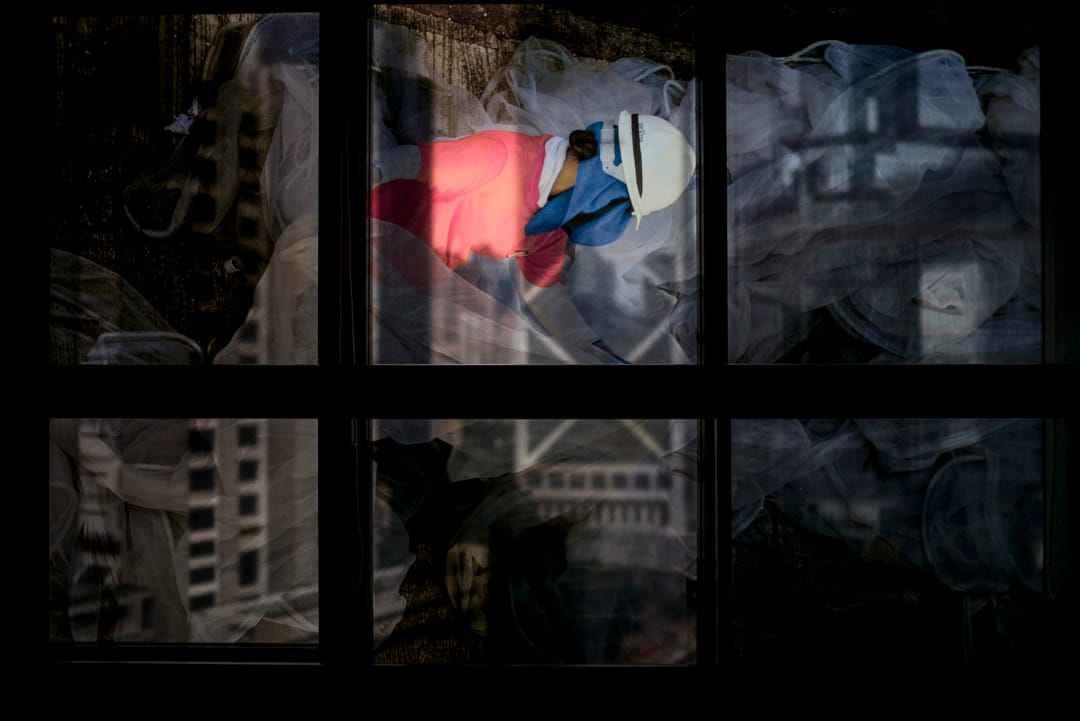 Joan Pabona於菲律賓駐港總領事館的攝影展Empathy In a Click現場。