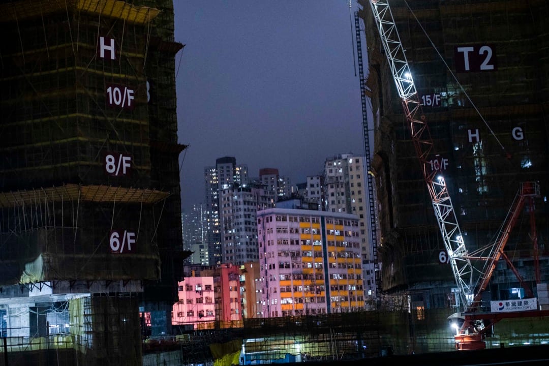 在國泰大廈的天台,能看到協和街預計於2020年8月落成的樓宇項目「凱匯」,呎價平均達兩萬元以上。中間是觀塘區的舊樓。