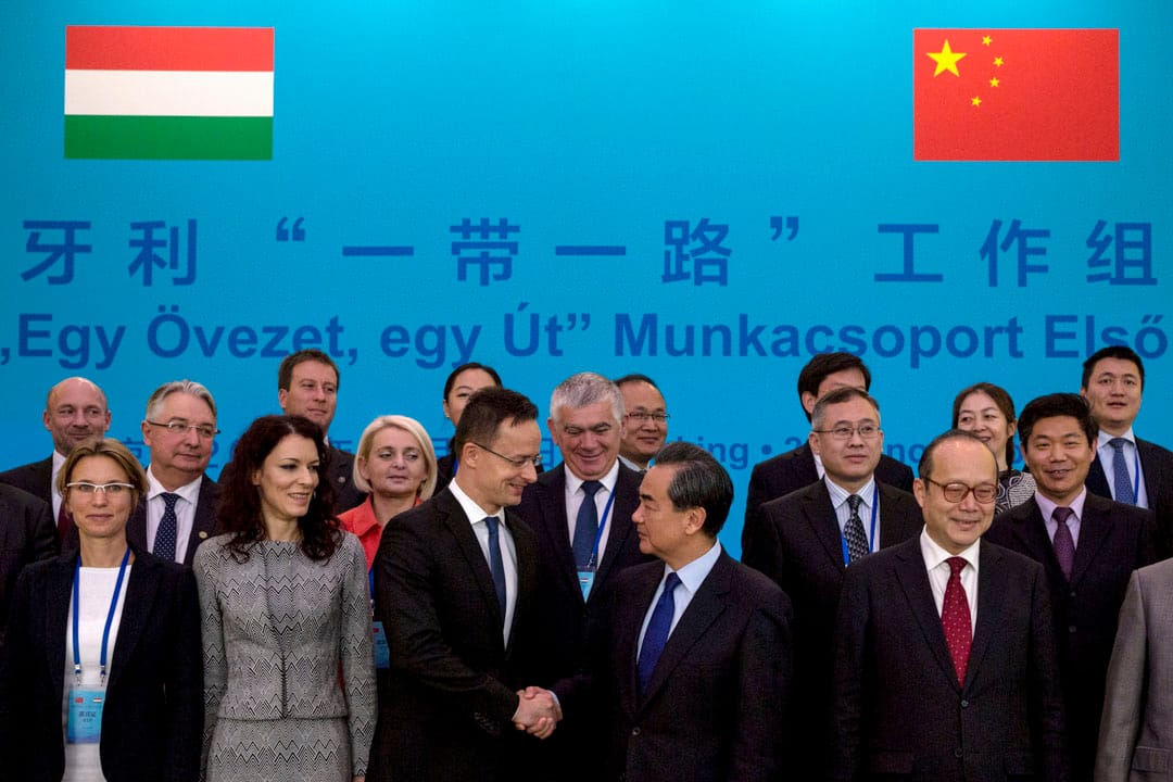 2016年11月30日，外交部部長王毅與匈牙利外交與對外經濟部部長西雅爾多在釣魚台國賓館會面，磋商「一帶一路」工作組情況。