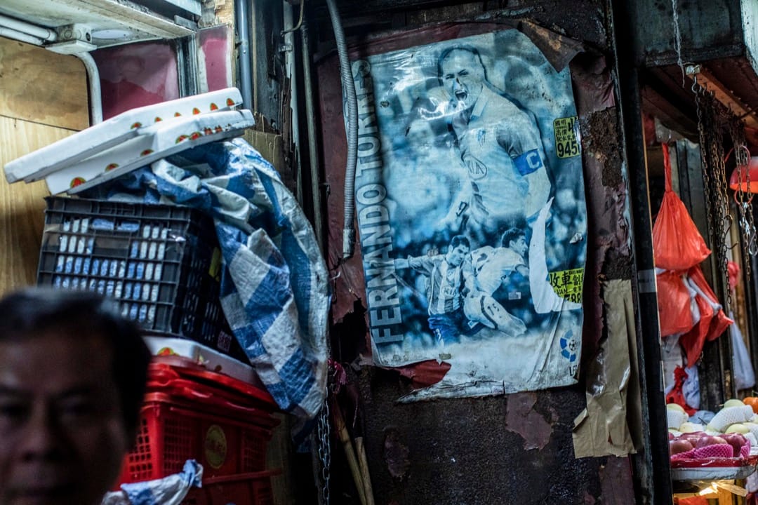 裕民坊小巴站的牆身貼著一張西班牙球星費蘭度托利斯的海報,他身穿馬德里體育會球衣。費蘭度托利斯於2007年由馬德里體育會轉會利物浦。