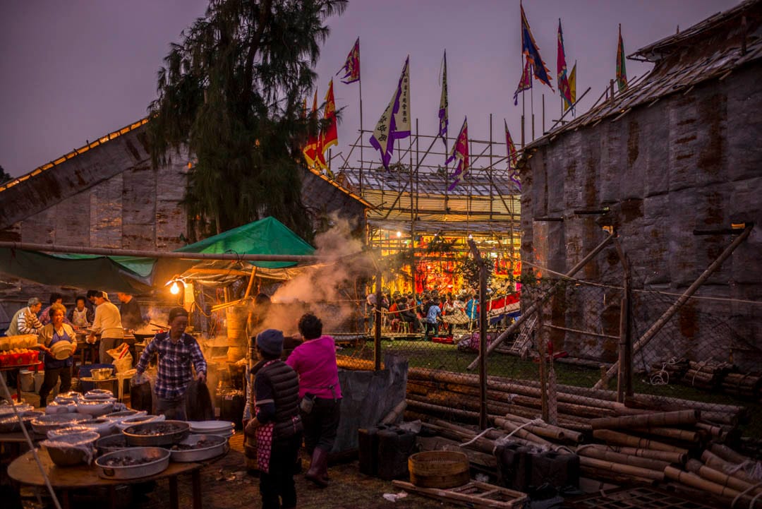 大澳戲棚外,廚師們在搭建的臨時廚房準備宴席的食物。