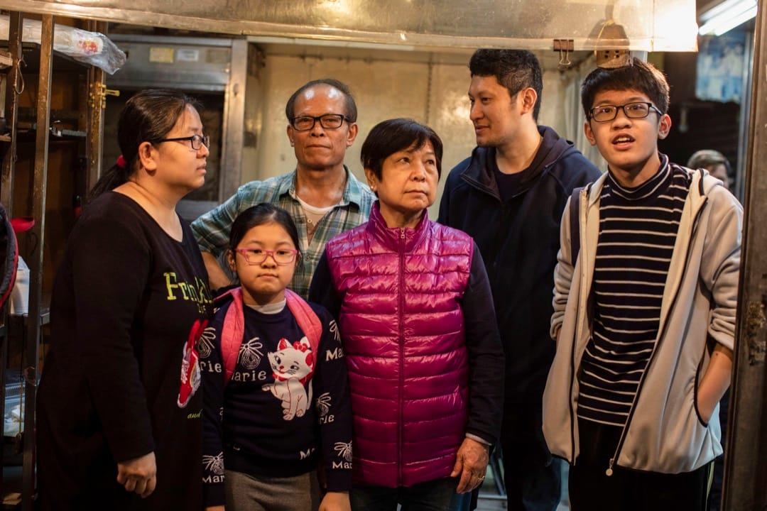 劉生劉太一家經營豆漿店20多年,由一開始的小販當搬進現在的舖位,現在一家人一起經營。劉太說要遷離當然不捨得,但還是要走,如果找到新舖位的話便會繼續經營下去。關門的當晚,有街坊前來打算買豆腐花吃,但店內的器材工具都已經收拾好了。