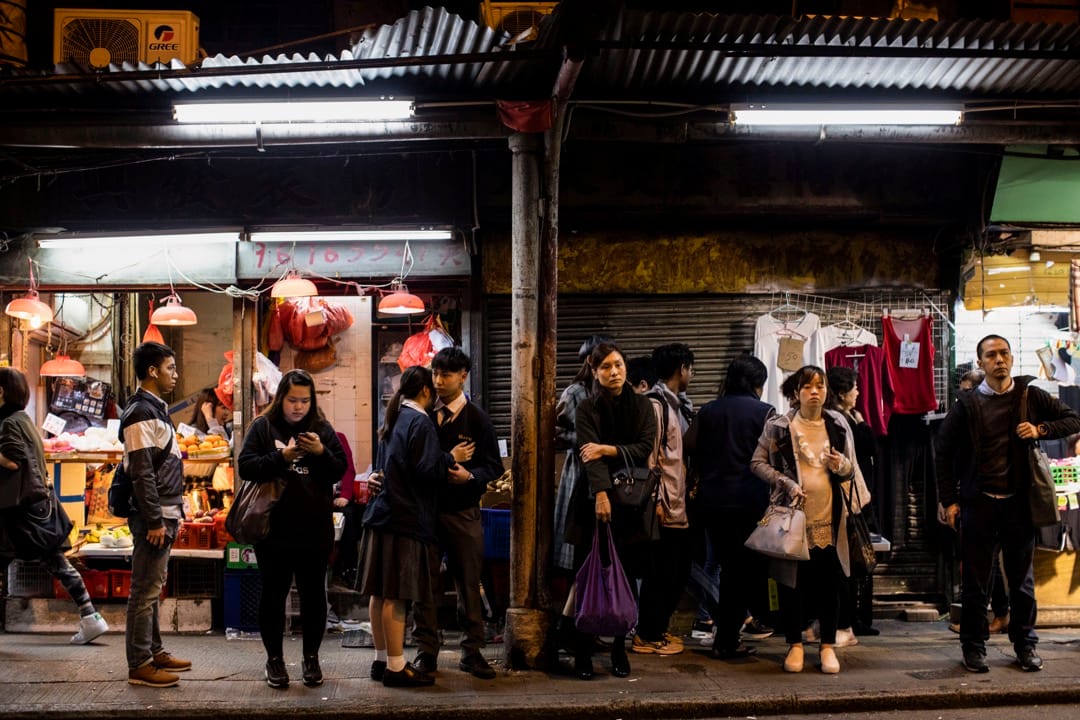 裕民坊的小巴站,一對小情侶在相擁。