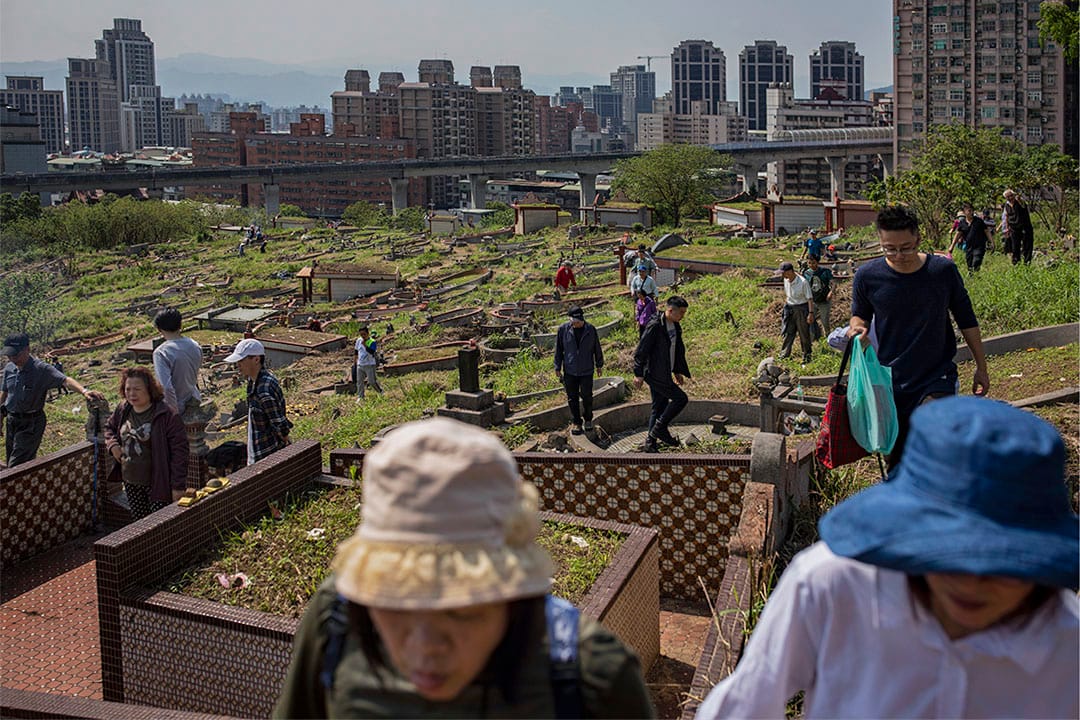 2019年4月6日,台灣新莊公墓,市民登山掃墓。