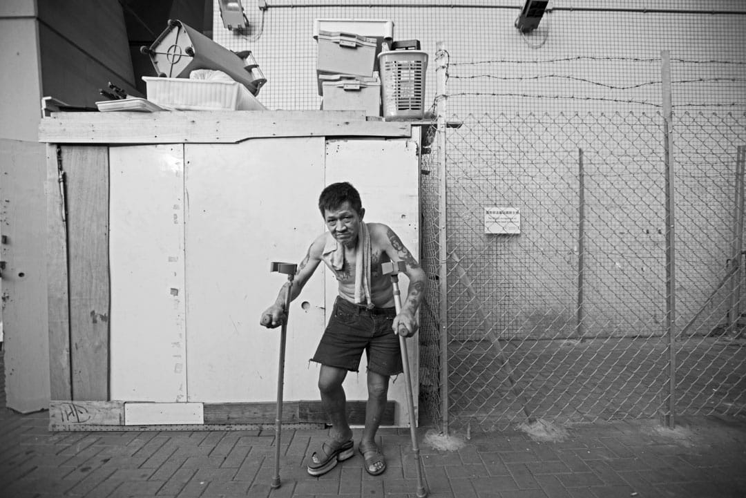 阿平居住在通州街天橋底,這裡曾經有過百名無家者在此找到棲身之所,現時政府以鐵絲網圍封至不剩一人。