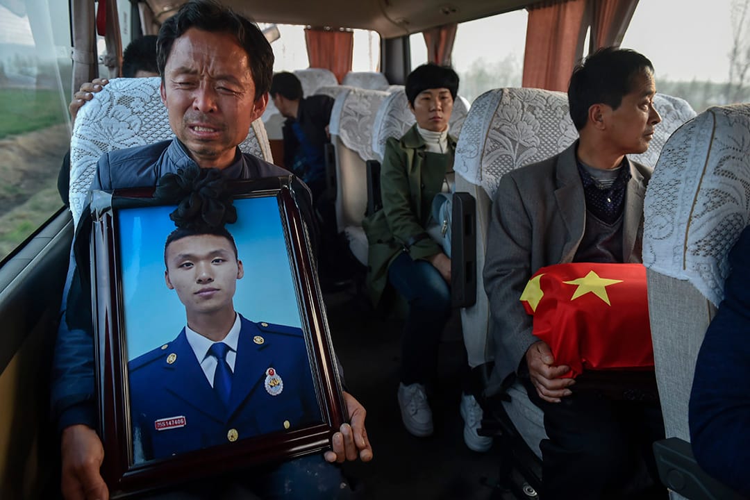 2019年4月5日,在四川涼山救火犧牲的山東鄒平市張成朋的骨灰回到家鄉大陳村,親屬手捧骨灰到墓地。