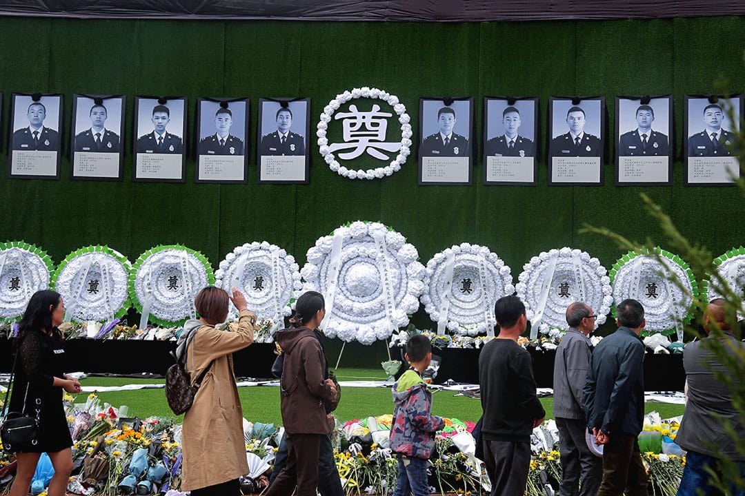 2019年4月5日,四川木里森林火災犧牲消防員追悼會的第二日,四川省涼山州西昌市火把廣場的追悼會現場,市民排隊自發悼念犧牲的消防員。