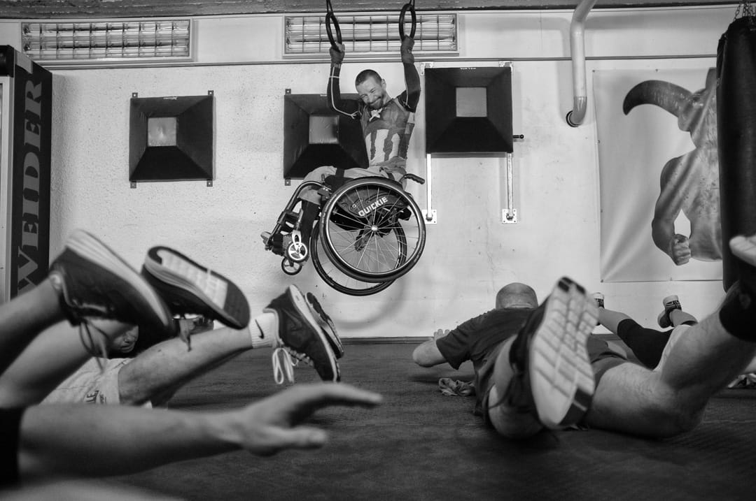 2018年4月25日,捷克小鎮波傑布拉迪,Zdenĕk Šafránek在健身室做引體上升。