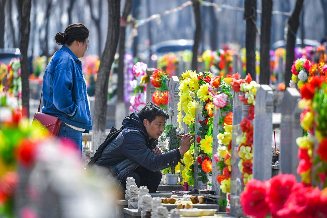 2019年4月1日,中國新疆烏魯木齊,巿民在清明節前掃墓。