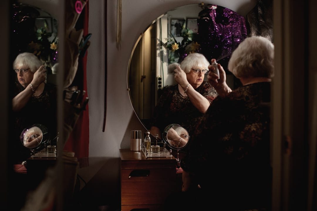 2017年12月6日,65歲的Frances在美國華盛頓州西雅圖的家內打扮。Frances說她從來的知道自己是名跨性別人士,在五六歲時便開始穿上女性衣服。從事市場業務的她,現在已經退休,她表示已經向她重視的人出櫃。