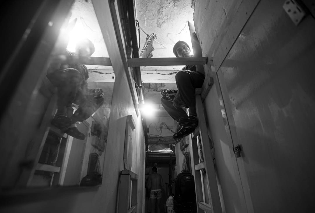 曾居於澄平街隧道的阿強, 2015年政府將其個人物品曾全部丟棄……最近阿強租住了上海街1885元月租的床位,因為有木蝨,睡不著的晚上他會走到快餐店繼續睡覺。