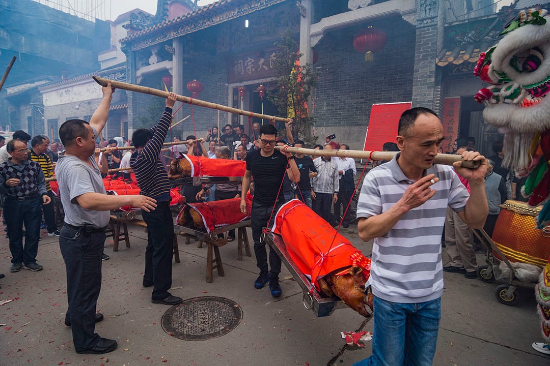 2019年4月4日,中國廣東省佛山,村民在清明節前的祭祀儀式期間運載燒豬。