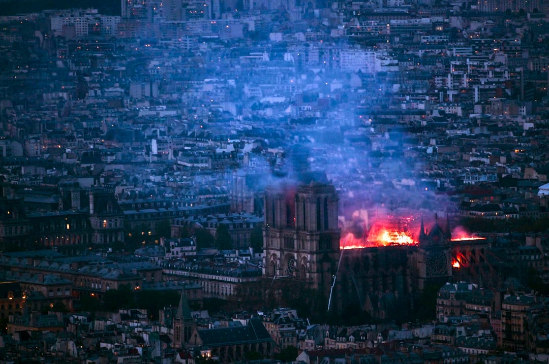 2019年4月15日,法国巴黎圣母院发生严重火灾,整栋建筑笼罩在浓浓烟尘中。