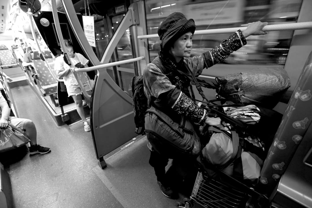 60歲的Maymay每晚步履蹣跚,獨自在街上徘徊,尋覓容身之處。凌晨她走進麥當勞,但求卸下包袱,找個燈光 不太刺眼的隱蔽處,伏在桌上渡過一晚。