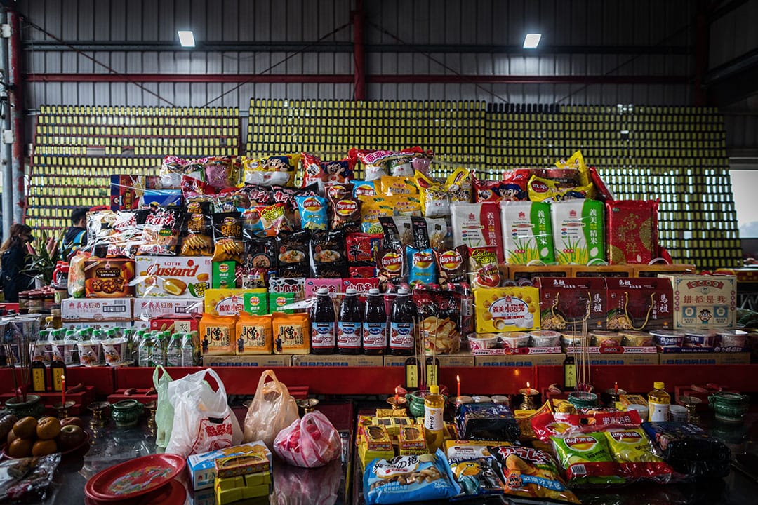 2019年4月5日,台灣祟德寺外擺放各式祭品。