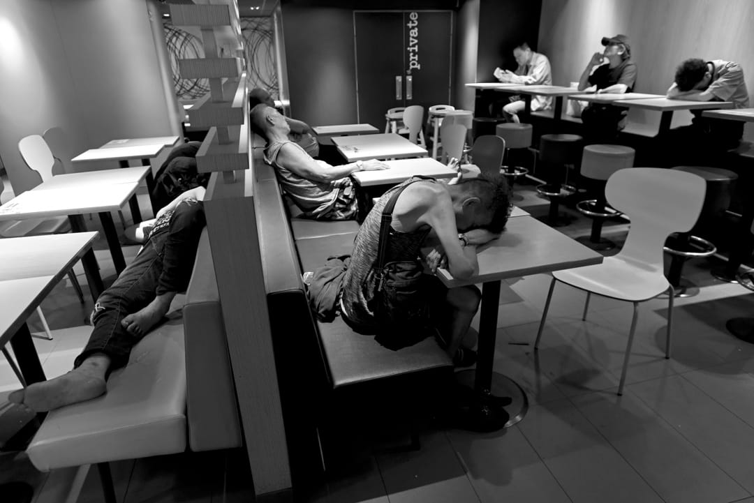 2006年在文化中心找到雄爺,當時社工邀請他參與無家者足球隊集訓3個月,可惜他太嗜杯中物以至未能入選出征「無家者世界盃」……過去十多年,他仍是老板喜愛的水吧及外賣伙計。