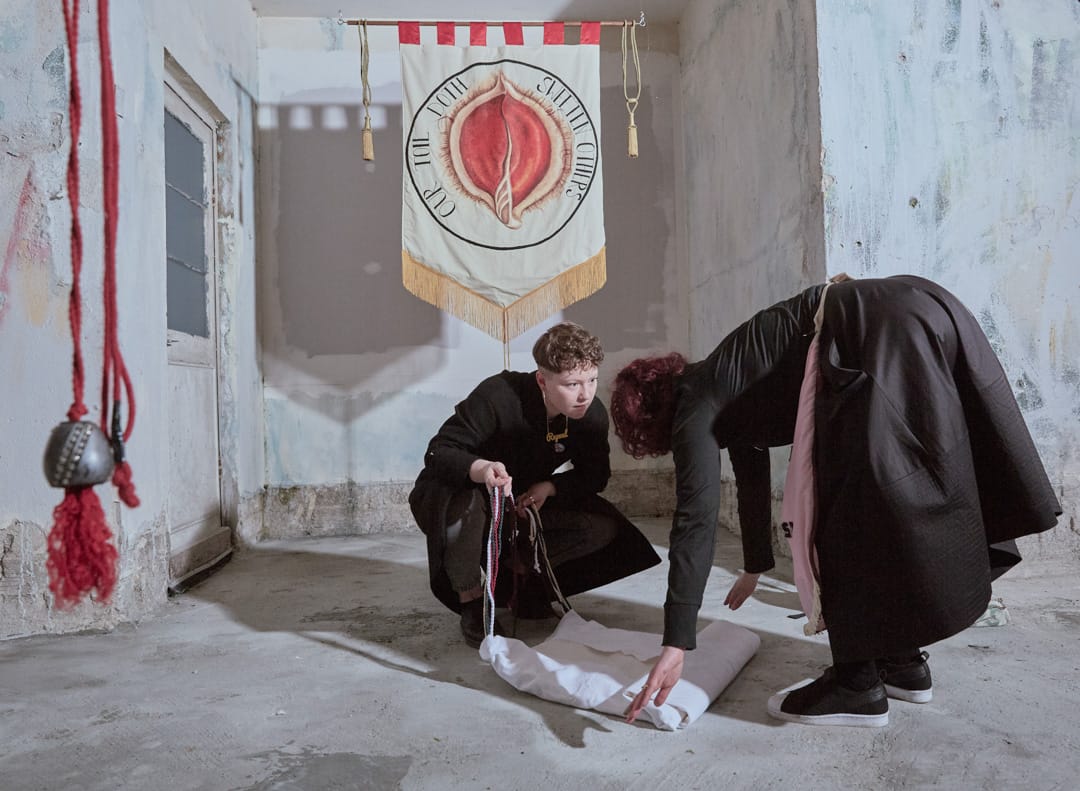 2018年4月13日,愛爾蘭城市利默里克舉行「伊娃國際藝術節」,兩名女子在Alice Maher創作的橫幅前收拾一塊布, 橫幅上寫上「Our Toil Doth Sweeten Others(我們的辛勞為他人帶來甜美)」的字句。反墮胎運動參與者用藝術品來激活保守社會對墮胎法的討論。