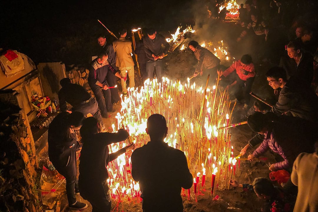2019年4月4日,中國廣東梅州,市民點燃香火拜祭他們的祖先。
