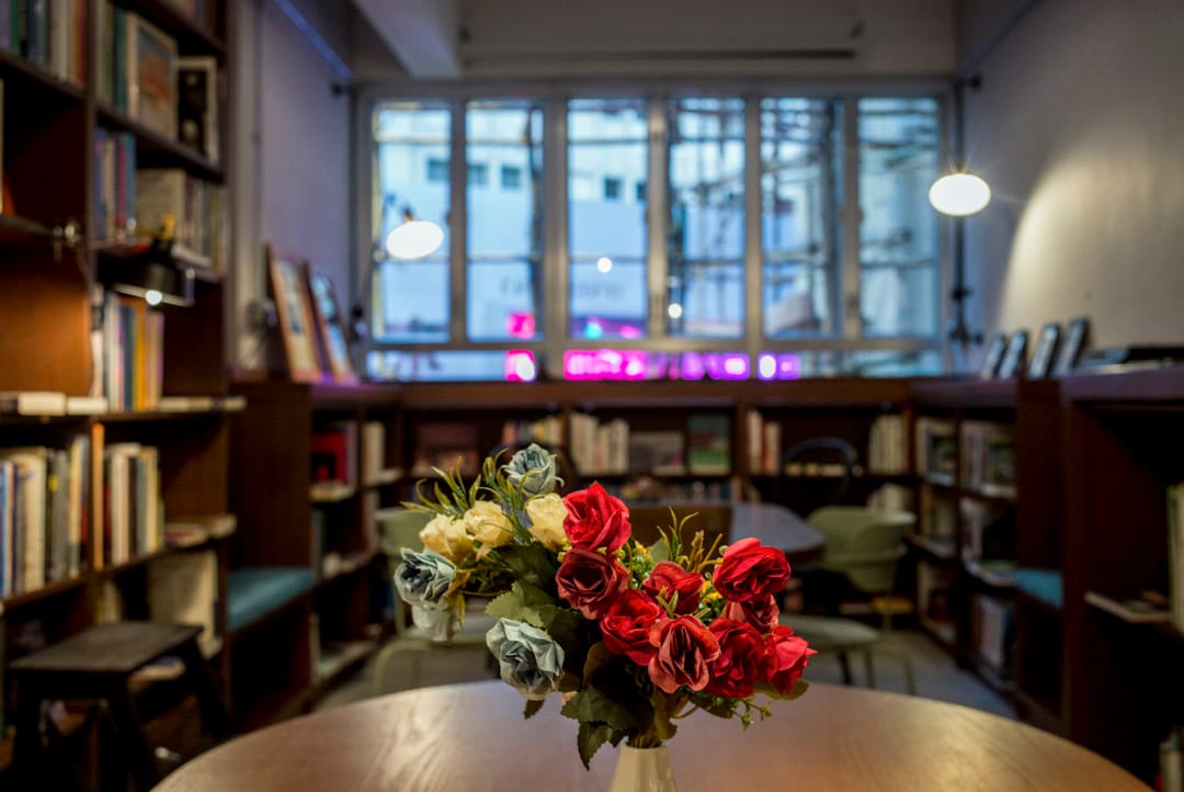 圖書館內櫳空間不過800呎，開放式設計，一排排棕色書架放貼牆兩邊。