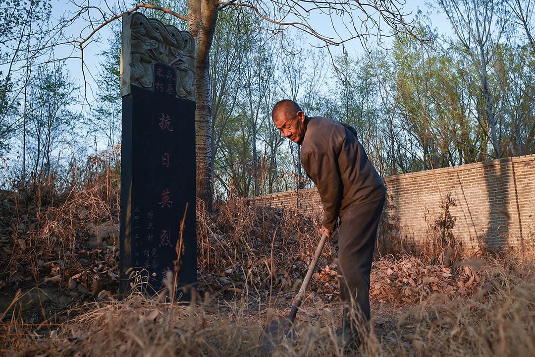 2019年4月5日,河北省邢台市,退伍老兵守護烈士墓已40多年。圖為朱志會在烈士墓前清理雜草。