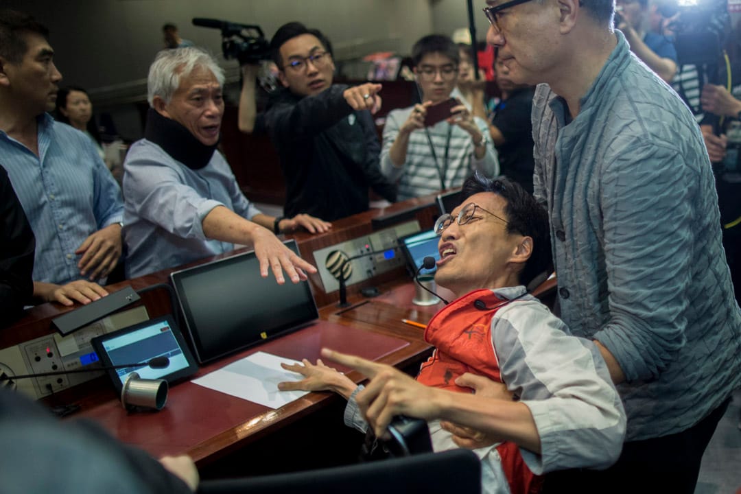 09:03AM - 混亂中,屬建制派議員謝偉俊嘗試拖走屬民主派議員朱凱迪。