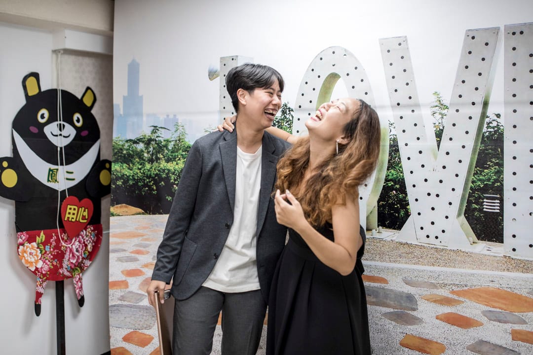 Max和Claire在高雄的鳳山市戶政事務所內登記,並在所內拍照留念。