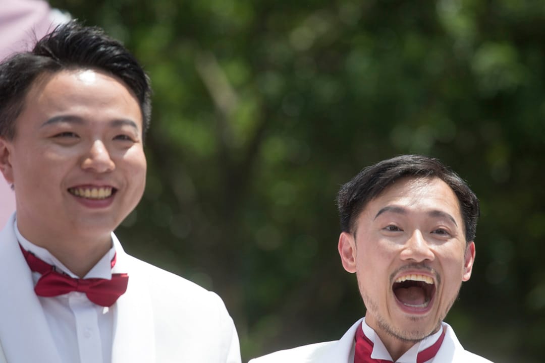 戶外婚禮派對上,同志伴侶接受親友及賓客熱情的祝賀。