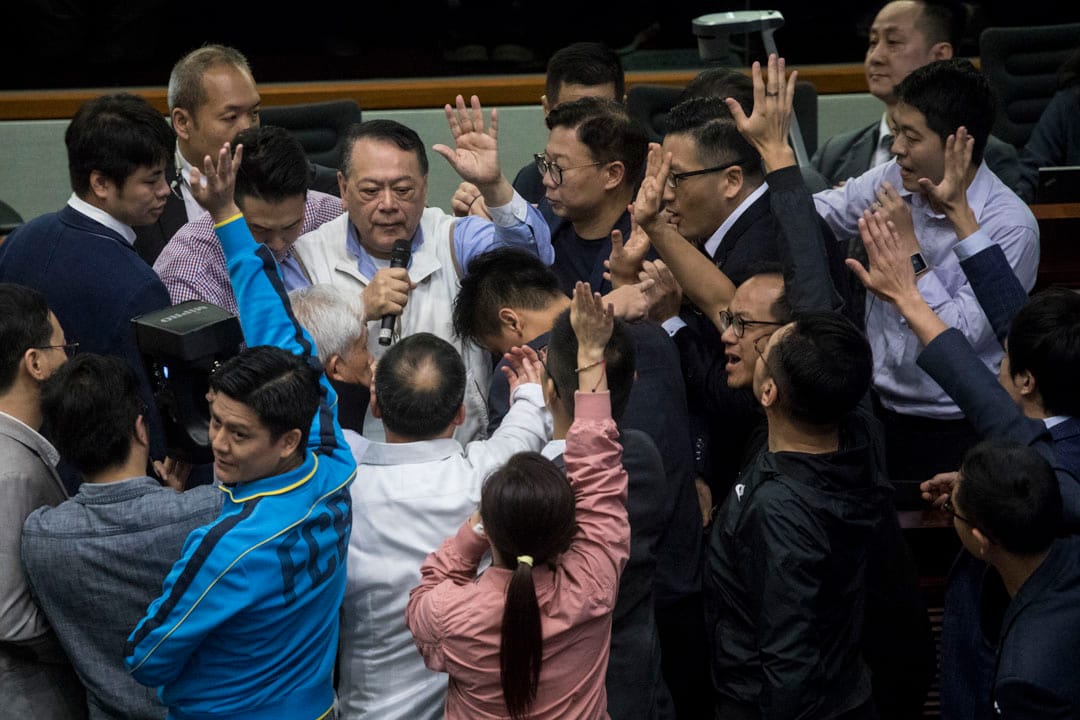11:57AM - 經民聯議員石禮謙試圖以法案委員會主持身份,在眾黨派議員包圍下,主持委員會的主席選舉。