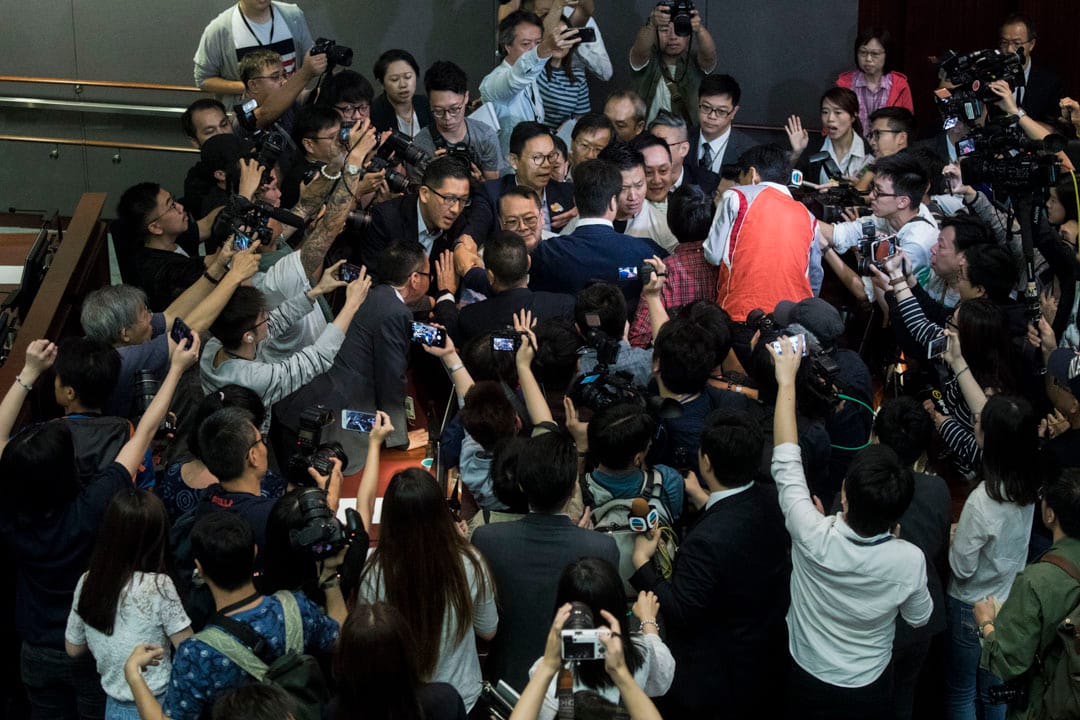 09:07AM - 經民聯議員石禮謙在數名建制派議員保護下,走進正在進行由涂謹申主持的法案委員會,民主派議員上前圍堵,大批傳媒湧進會議室拍攝。