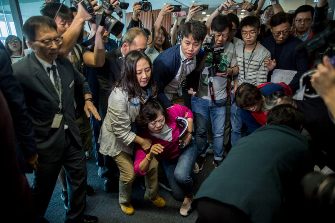 08:54AM - 工聯會議員麥美娟在前往會議室開會時跌倒。