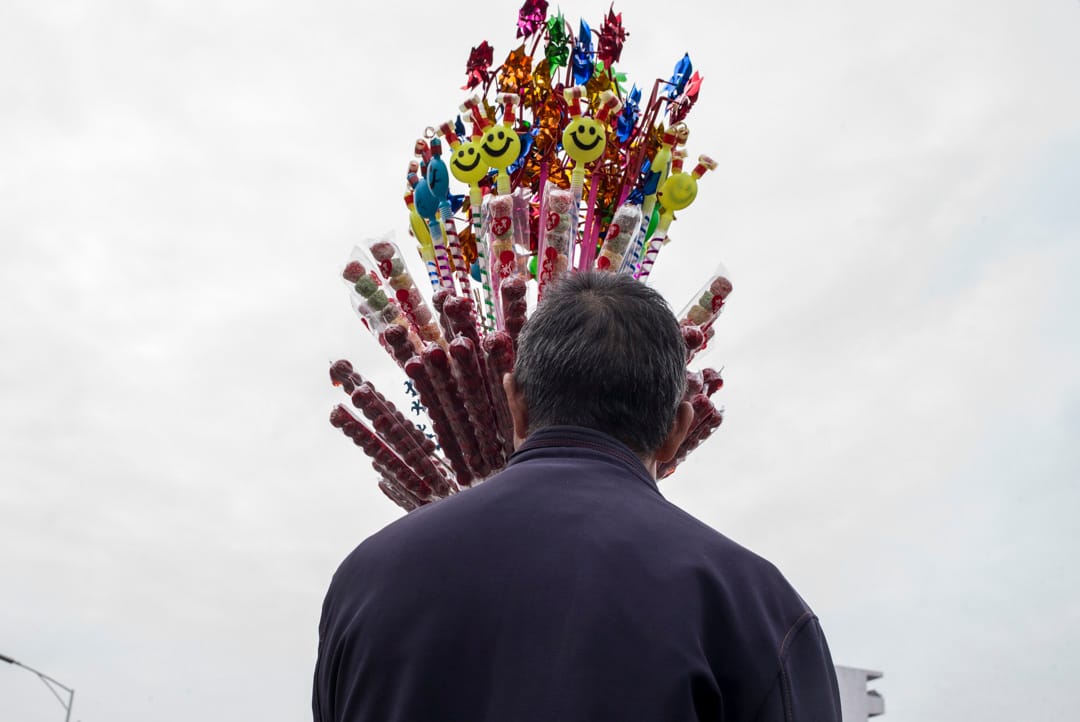 2018年,深圳街上一個賣玩具的老伯。