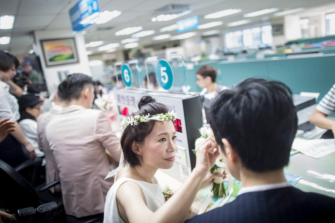 陳雪(Xue Chen)和早餐人(Anotonia Chen)在信義戶政事務所等候登記結婚。