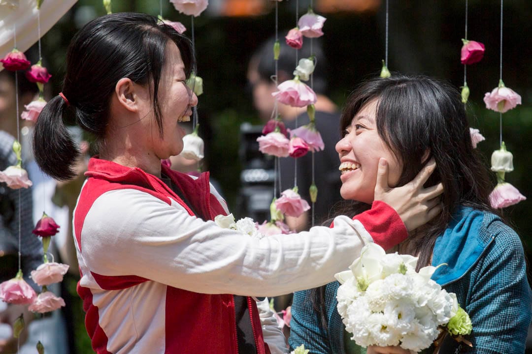 台灣成為亞洲第一個同婚合法化的地方, 同志們可正式登記結婚,跟常人一樣。