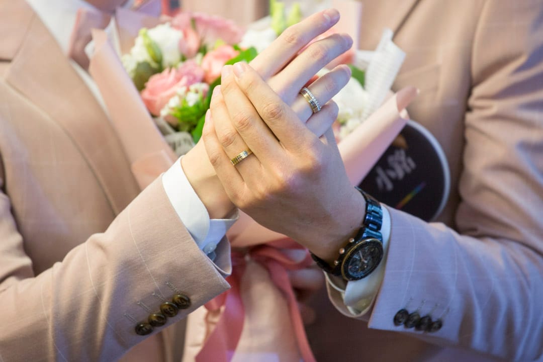 小玄(Shane)與小銘(Marc)向傳媒展示結婚介指。