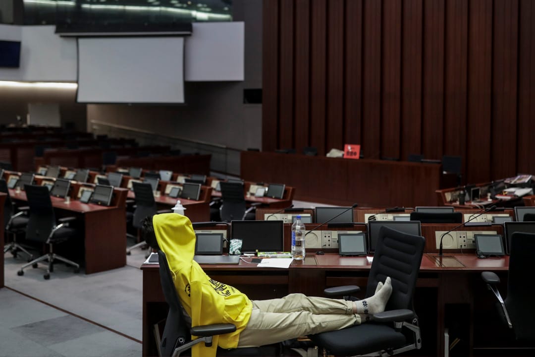 04:15AM - 法案委員會舉行前夕,包括鄭松泰在內的多名民主派議員留守立法會會議室,為防止建制派議員坐上主席位置。