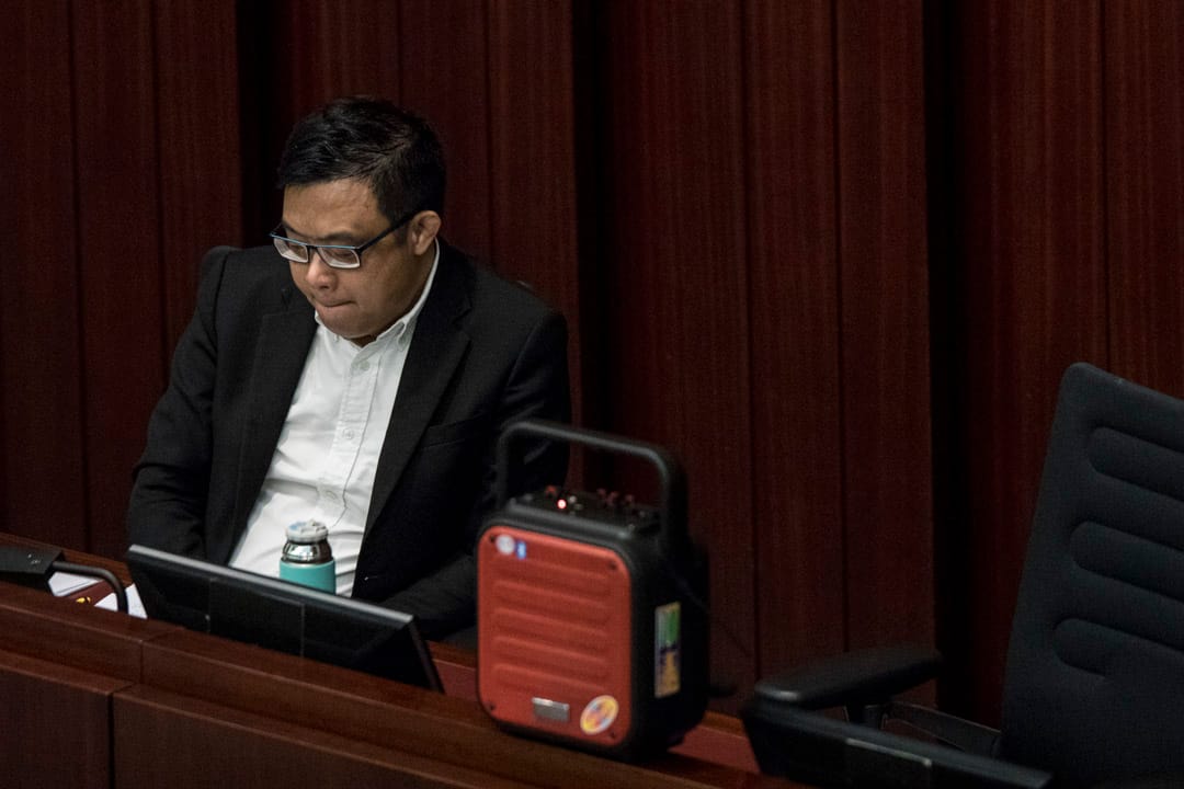 09:58AM - 在一輪混亂後,民主黨議員涂謹申繼續主持法案委員會。