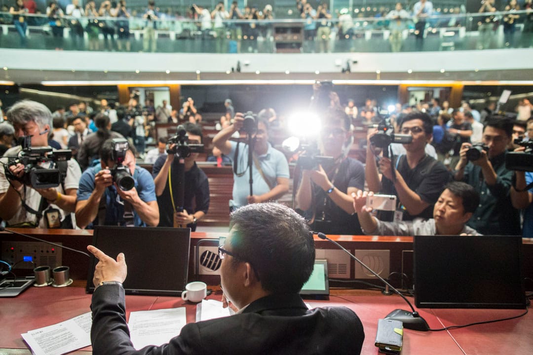 2019年5月14日,民主派承認的法案委員會主席涂謹申主持會議期間,大量記者在會場內採訪。