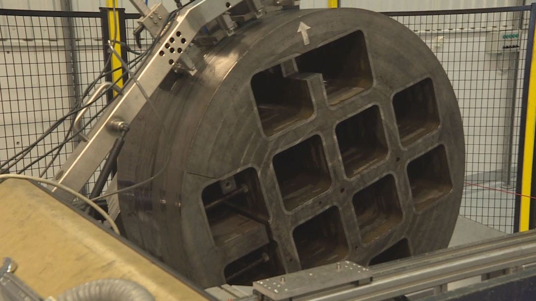 工作人员正在测试超音波检测仪。