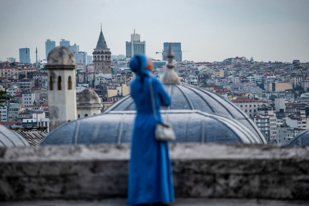 2019年6月4日,土耳其伊斯坦布尔,一名穆斯林女人在开斋节祈祷后,来到了苏莱曼清真寺的屋顶。
