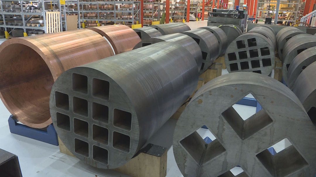 进入实验室可以看到一个个长八公尺圆筒状的红色铜柱,还有一格格的铸钢。