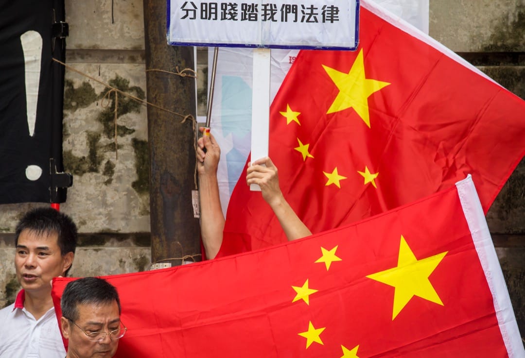 新聞年度圖片:《一班親中示威者到香港外國記者會外示威,抗議該會主席馬凱邀請陳浩天作演講嘉賓》