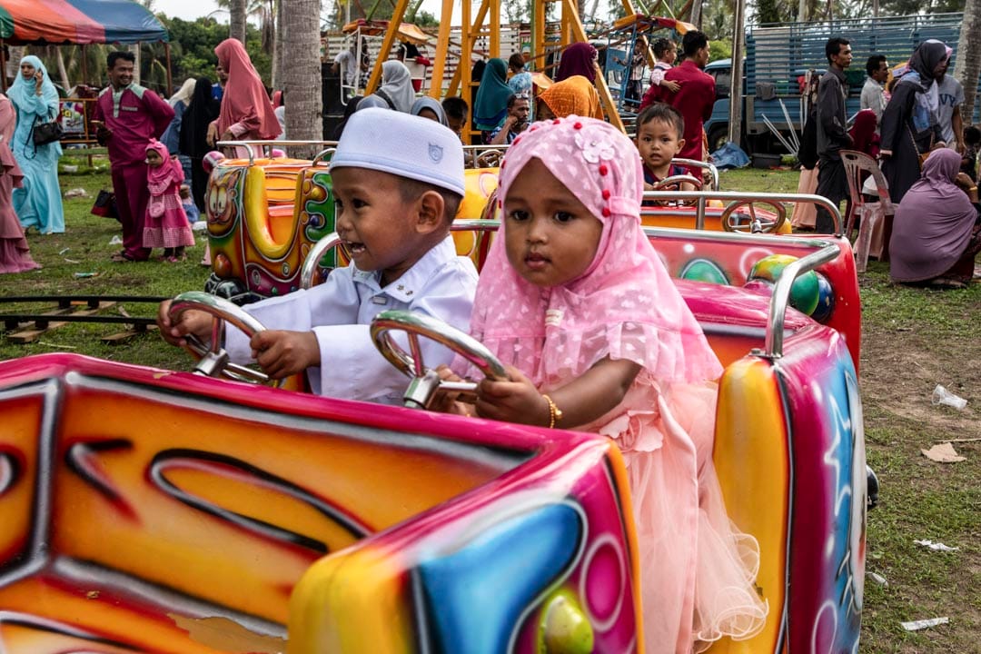 2019年6月5日,泰国北大年府,穿著传统服饰的穆斯林儿童们在游乐场玩耍。